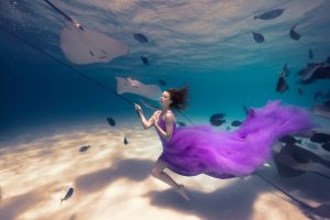 Unterwasser Fashion Shooting mit Rochen - Mermaid Kat